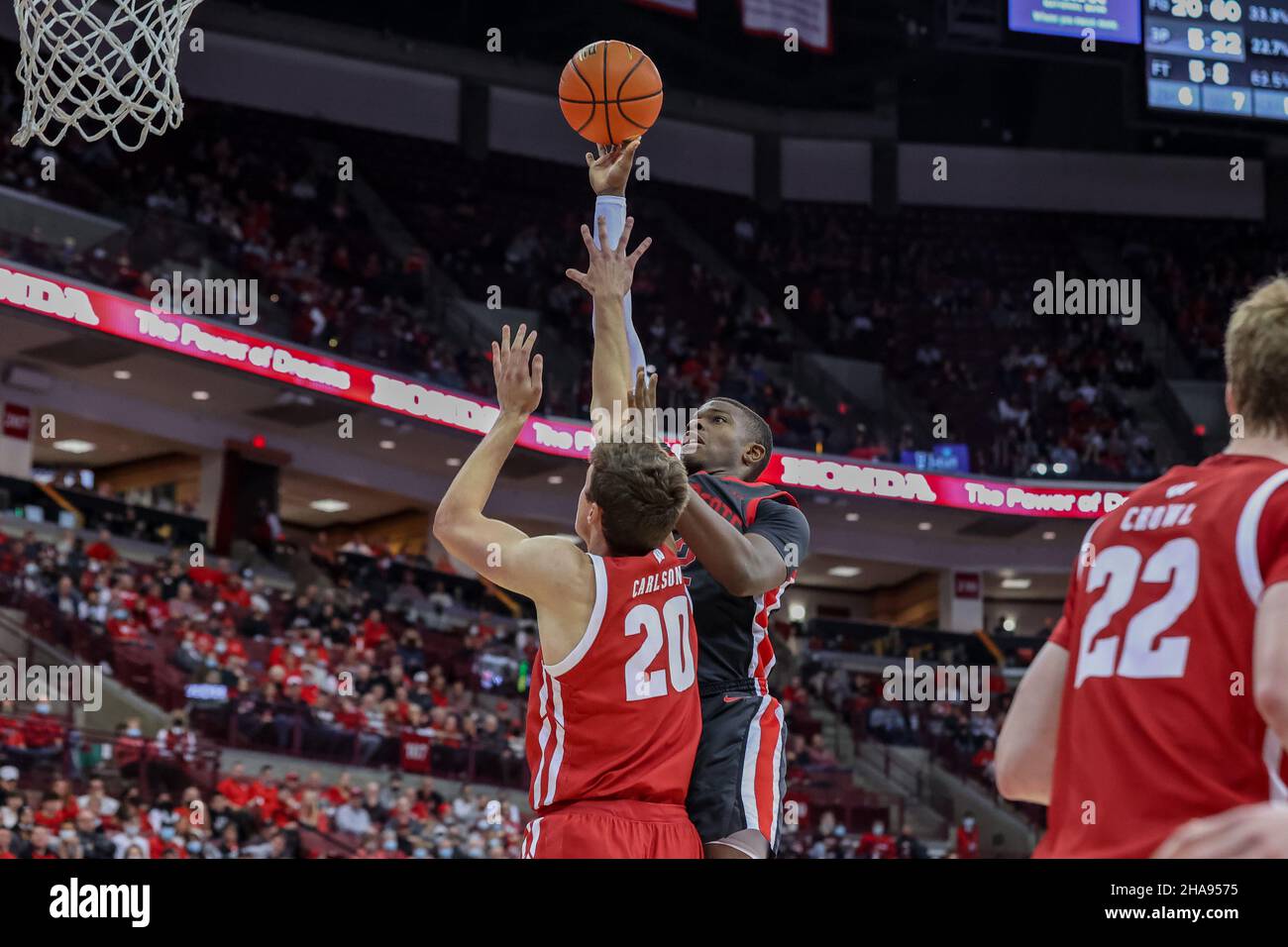 Columbus, Ohio, USA. 11th Dez 2021. Ohio State Buckeyes Forward E.J. Liddell (32) stellt während des Spiels zwischen den Wisconsin Dachsen und den Ohio State Buckeys in der Value City Arena, Columbus, Ohio, einen Einhandschuss gegen Ben Carlson (20) der Wisconsin Dachse vor. (Bild: © Scott Stuart/ZUMA Press Wire) Bild: ZUMA Press, Inc./Alamy Live News Stockfoto