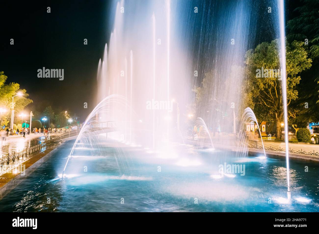 Batumi, Adjara, Georgia. Singende Und Tanzende Springbrunnen Sind Das Wahrzeichen Am Boulevard Fountains. Nachtbeleuchtung Stockfoto