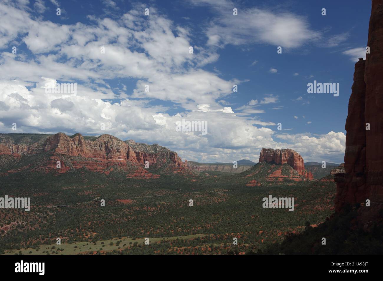 Blick auf rote butte aus Sandstein, Zinnen und Klippen in Sedona, Arizona. Blick nach Norden auf den Cathedral Rock Trail. Stockfoto