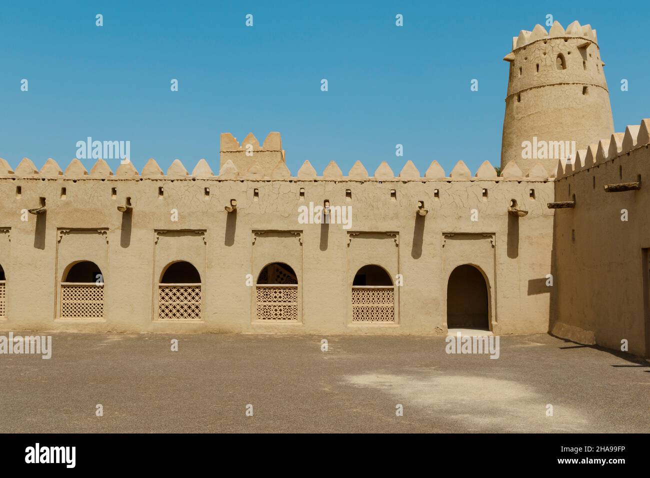 Innenhof des Al Jahili Fort in Al Ain, Abu Dhabi, Vereinigte Arabische Emirate, Arabien Stockfoto