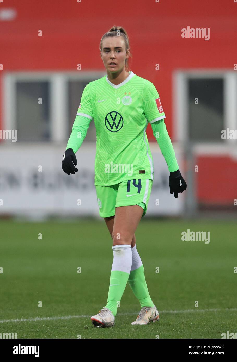 Leverkusen, Deutschland. 11th Dez 2021. Flyeralarm Frauen, Bundesliga, Matchday 11, Bayer 04 Leverkusen - VfL Wolfsburg, Jill Roord (Wolfsburg) schaut auf. Quelle: Jürgen Schwarz/Alamy Live News Stockfoto