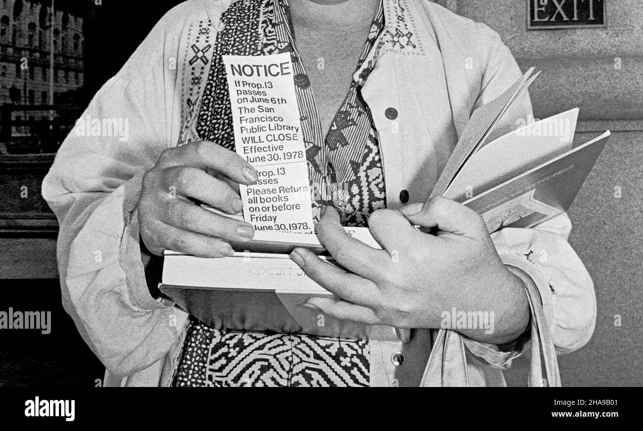 Kalifornische Anti-Proposition 13-Bekanntmachung, Bedrohung durch die Schließung der Bibliothek in einem ausgecheckten Buch der San Francisco Main Public, Library, Mai 1978 Stockfoto