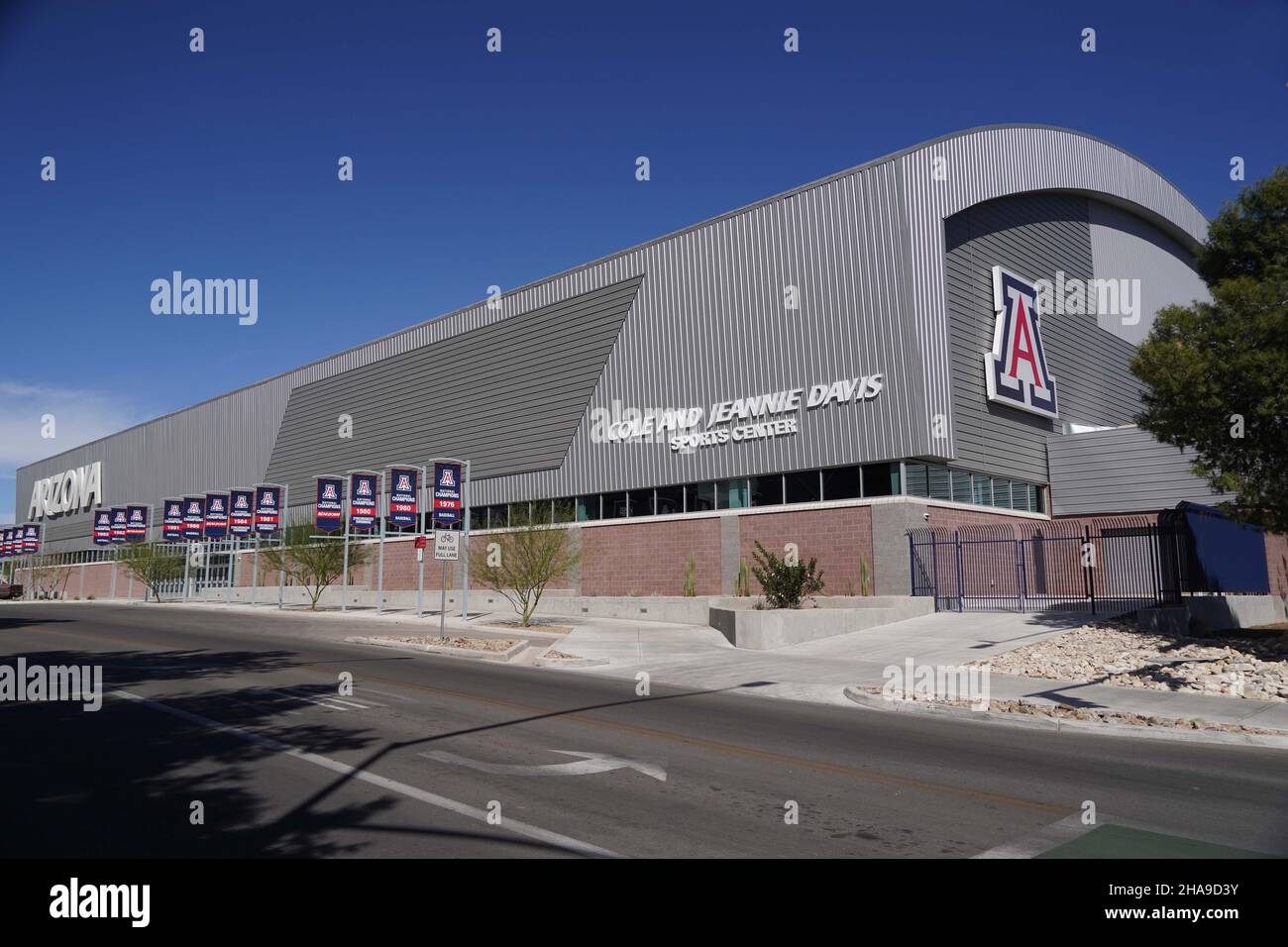 Eine allgemeine Ansicht des Cole and Jeannie Davis Sports Center auf dem Campus der University of Arizona, Dienstag, 2. März 2021, in Tucson, Ariz Das klimatisierte Innengebäude ist die Übungsstätte des Fußballteams Arizona Wildcats. Stockfoto