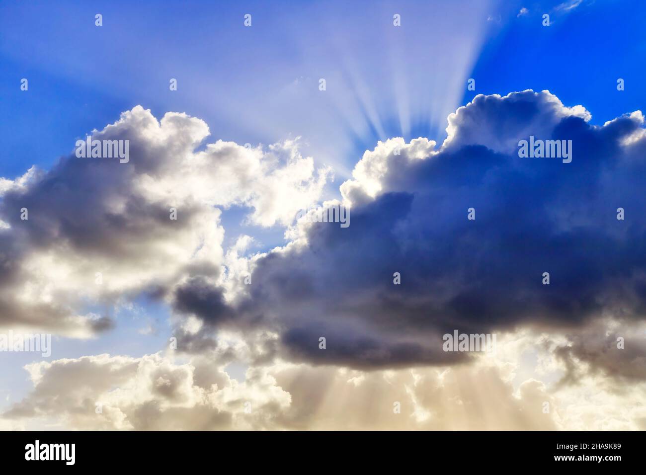 Gewitterwolken bedecken die Sonnenscheibe und blockieren das Sonnenlicht über dem Pazifischen Ozean vor der australischen Küste bei windigem Wetter. Stockfoto