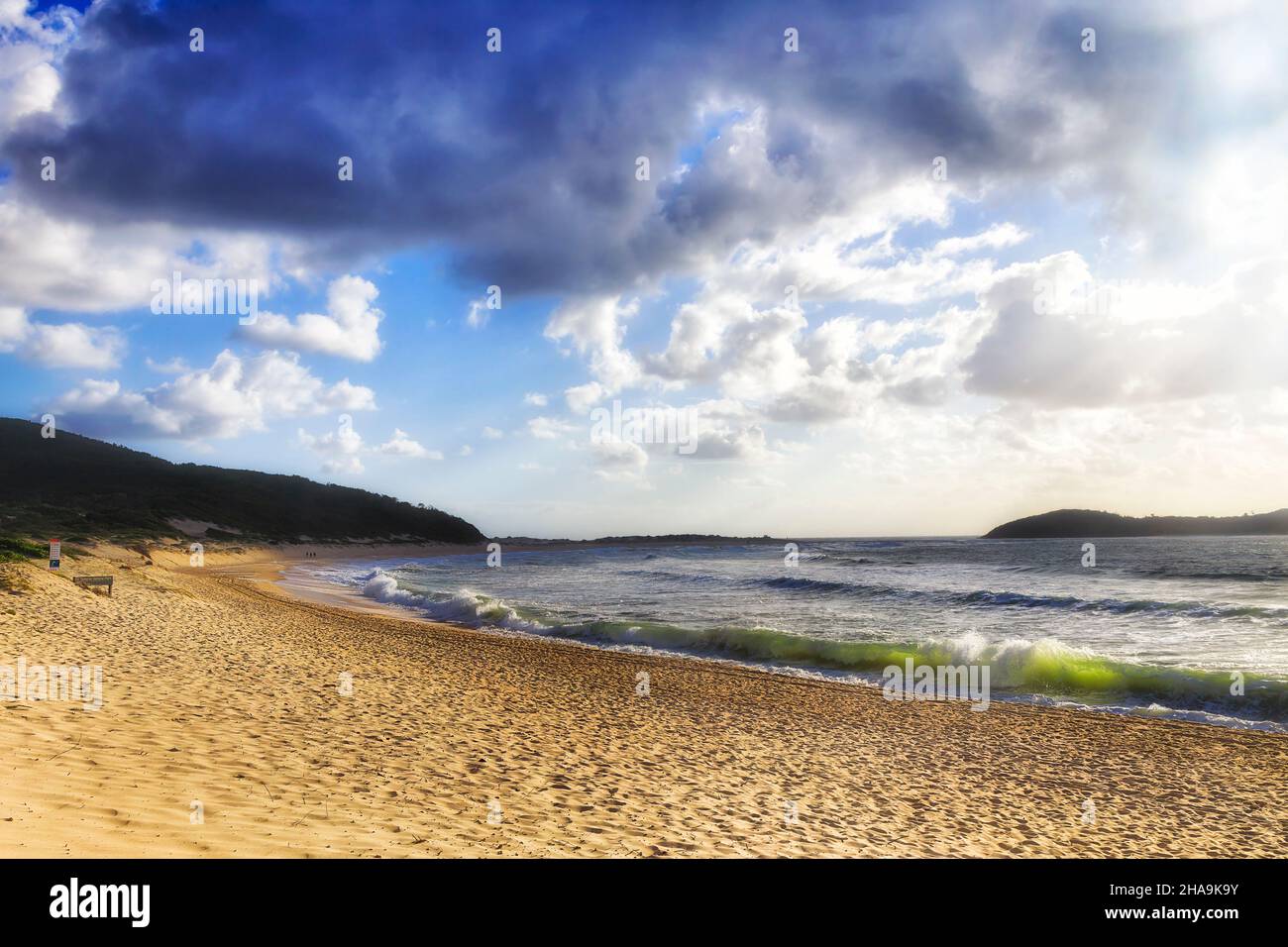 Sanddünen des Fingal Beach in der Nähe der Insel Fingal im Tomaree National Park von Australien bei stürmischem Wetter. Stockfoto