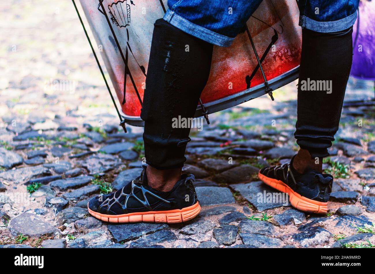 Die Füße schlagen im Charakter der Straßenkünstler. Salvador Bahia Brasilien. Stockfoto