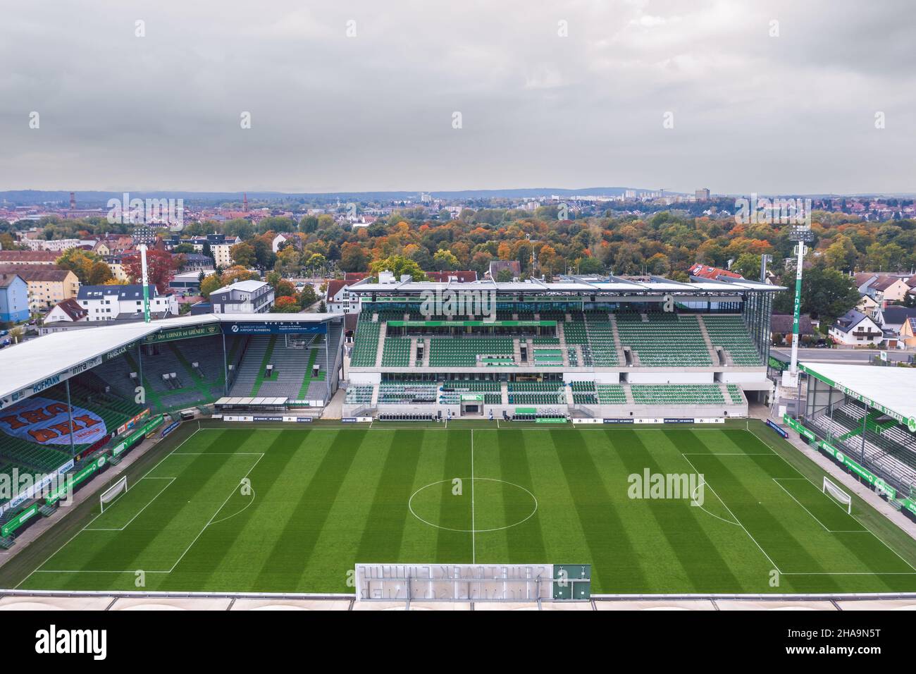 Luftaufnahme über den Sportpark Ronhof Thomas Sommer, Heimstadion des Fußball-Bundesligisten SpVgg Greuther Fürth. Deutschland - Oktober 2021 Stockfoto