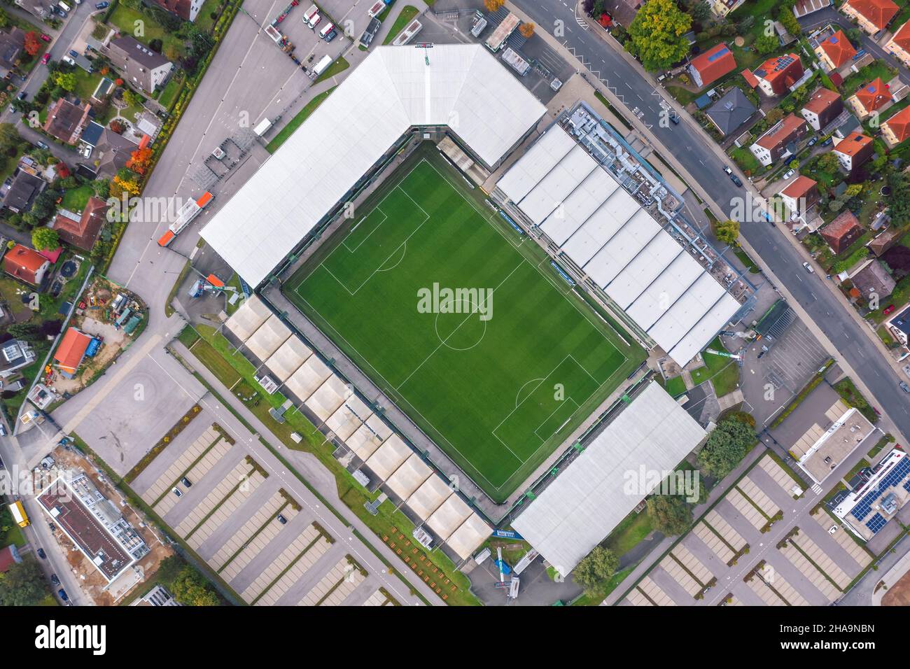 Luftaufnahme über den Sportpark Ronhof Thomas Sommer, Heimstadion des Fußball-Bundesligisten SpVgg Greuther Fürth. Deutschland - Oktober 2021 Stockfoto