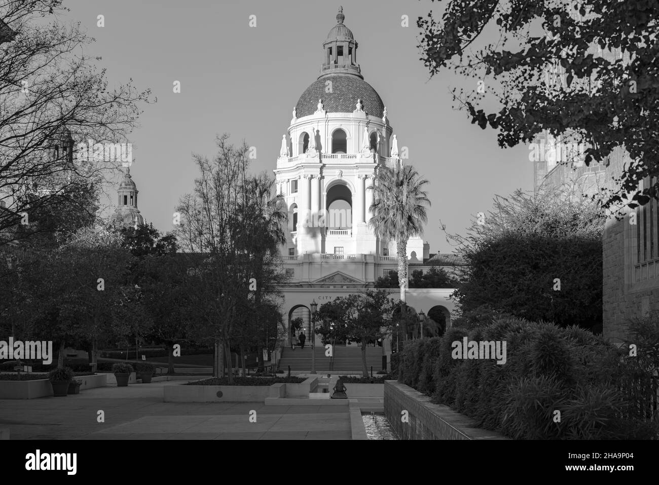 Das Rathaus von Pasadena wird von der Plaza Las Fuentes in Schwarzweiß gezeigt. Stockfoto