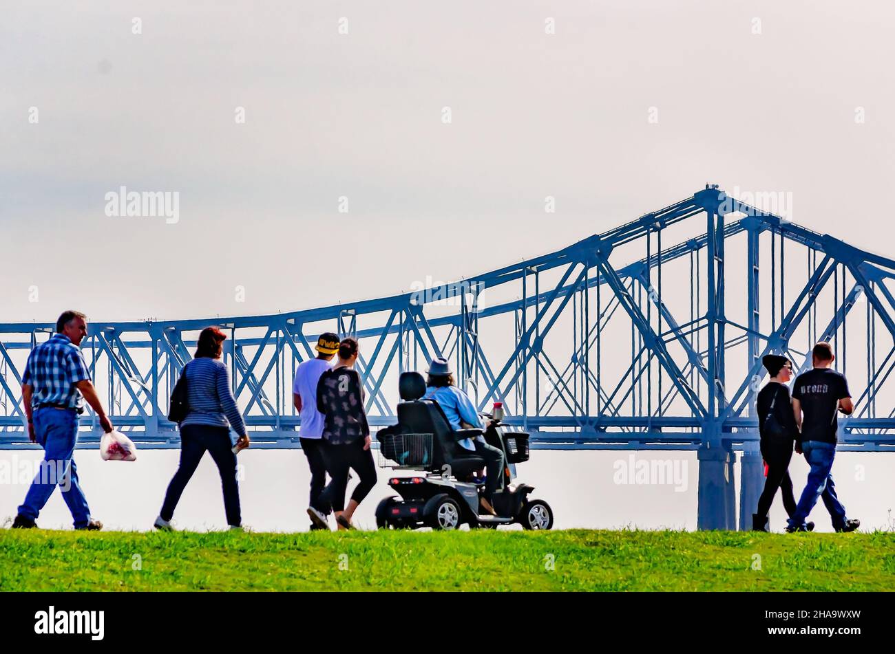 Am Woldenberg Riverfront Park, 15. November 2015, in New Orleans, Louisiana, wandern die Menschen entlang des Mississippi River. Stockfoto