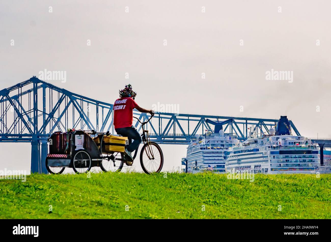 Ein Mann fährt am Woldenberg Riverfront Park, 15. November 2015, in New Orleans, Louisiana, mit dem Fahrrad entlang des Mississippi River. Der 16 Hektar große Park wurde geschaffen Stockfoto