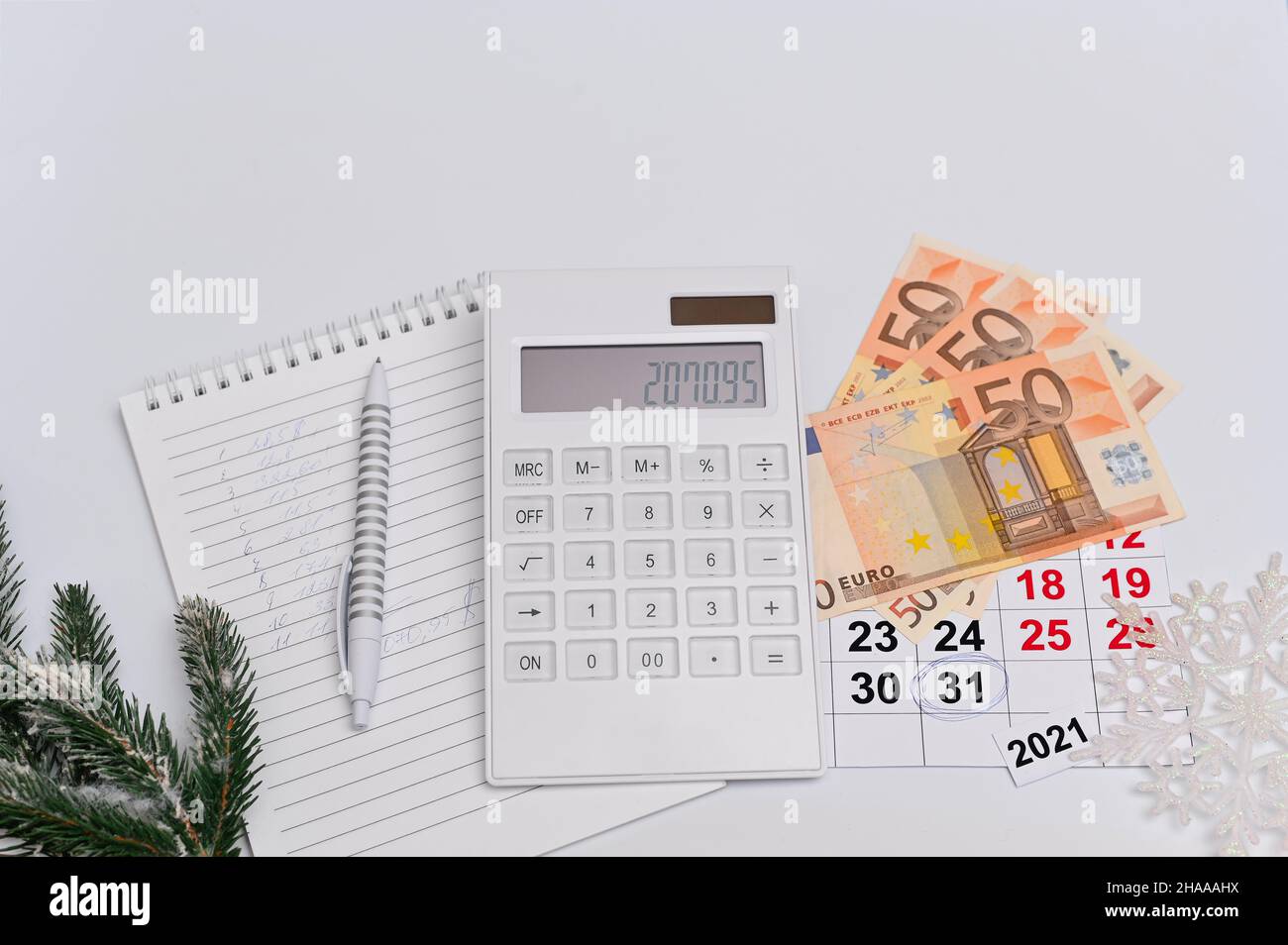 Draufsicht, leeres Blatt mit Stift, Taschenrechner, Euro-Banknoten und Kalendernummer 31. Flach liegend Stockfoto