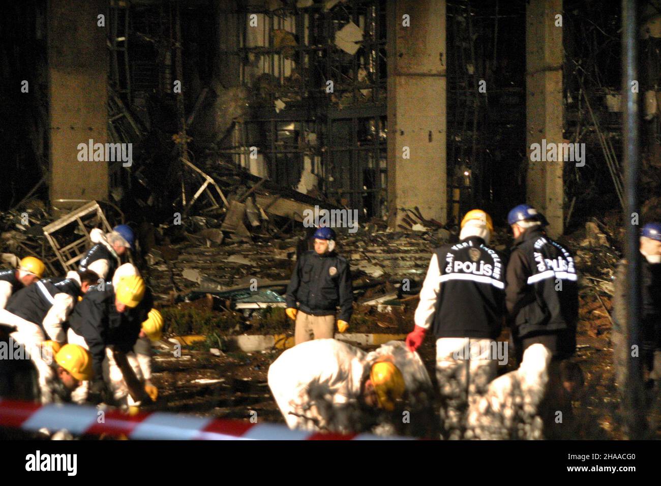 ISTANBUL, TÜRKEI - 20. NOVEMBER: Ermittler am Tatort forschen nach Terroranschlag und Bombenexplosion in der Levent HSBC Bank am 20. November 2003 in Istanbul, Türkei. Stockfoto