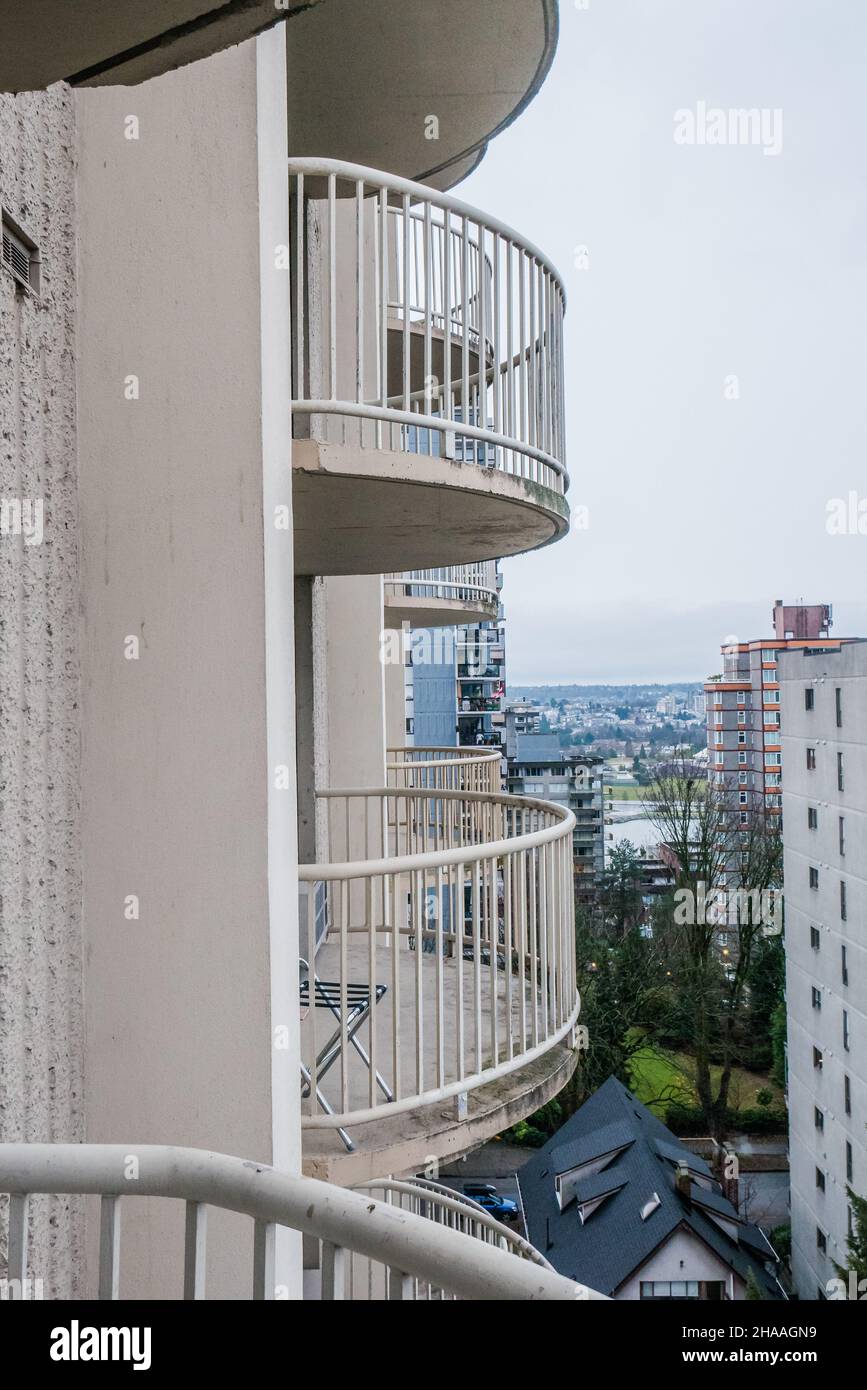 Runder Balkon auf einem Gebäude Stockfoto