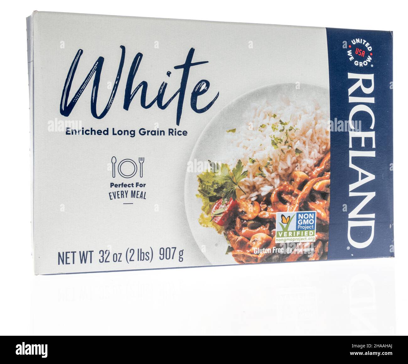 Winneconne, WI -7. Dezember 2021: Ein Paket von Riceland weißem Langkornreis auf einem isolierten Hintergrund Stockfoto
