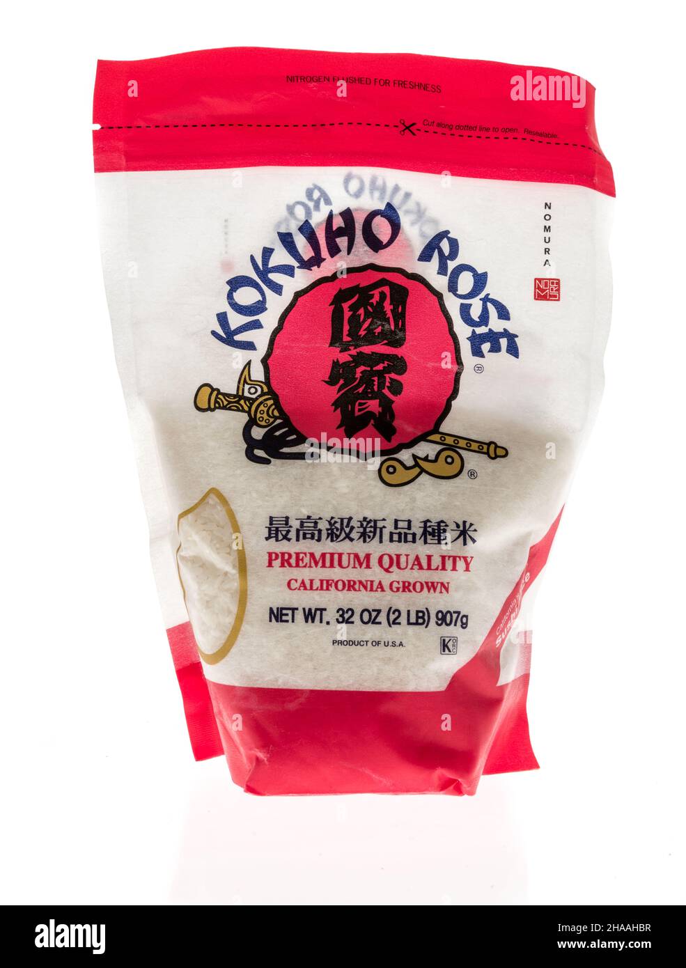 Winneconne, WI -7. Dezember 2021: Ein Paket von Kokuho roséweißem Reis auf einem isolierten Hintergrund Stockfoto