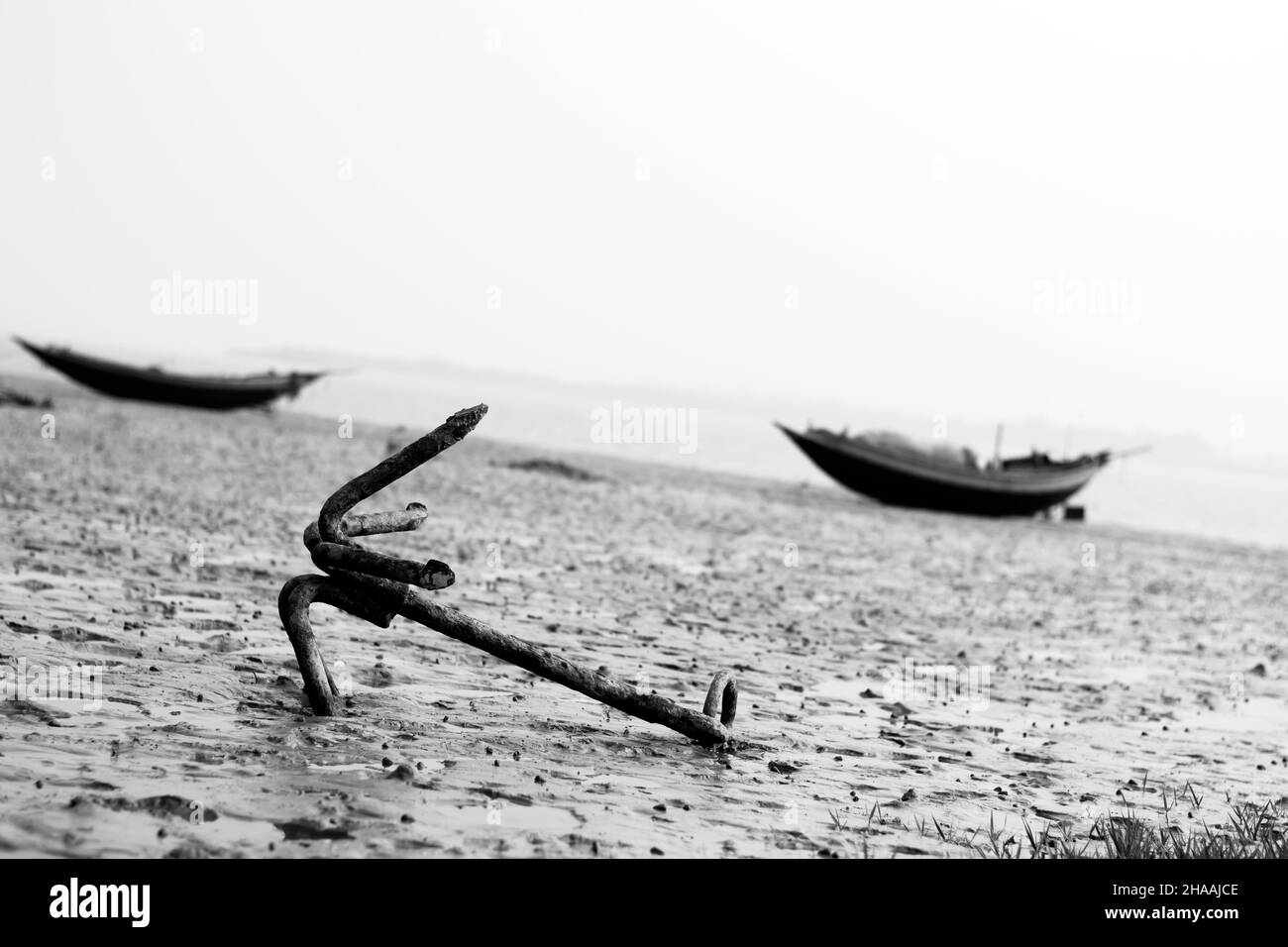 Das einheimische Fischerboot wurde am leeren Strand vor Anker gelegt Stockfoto