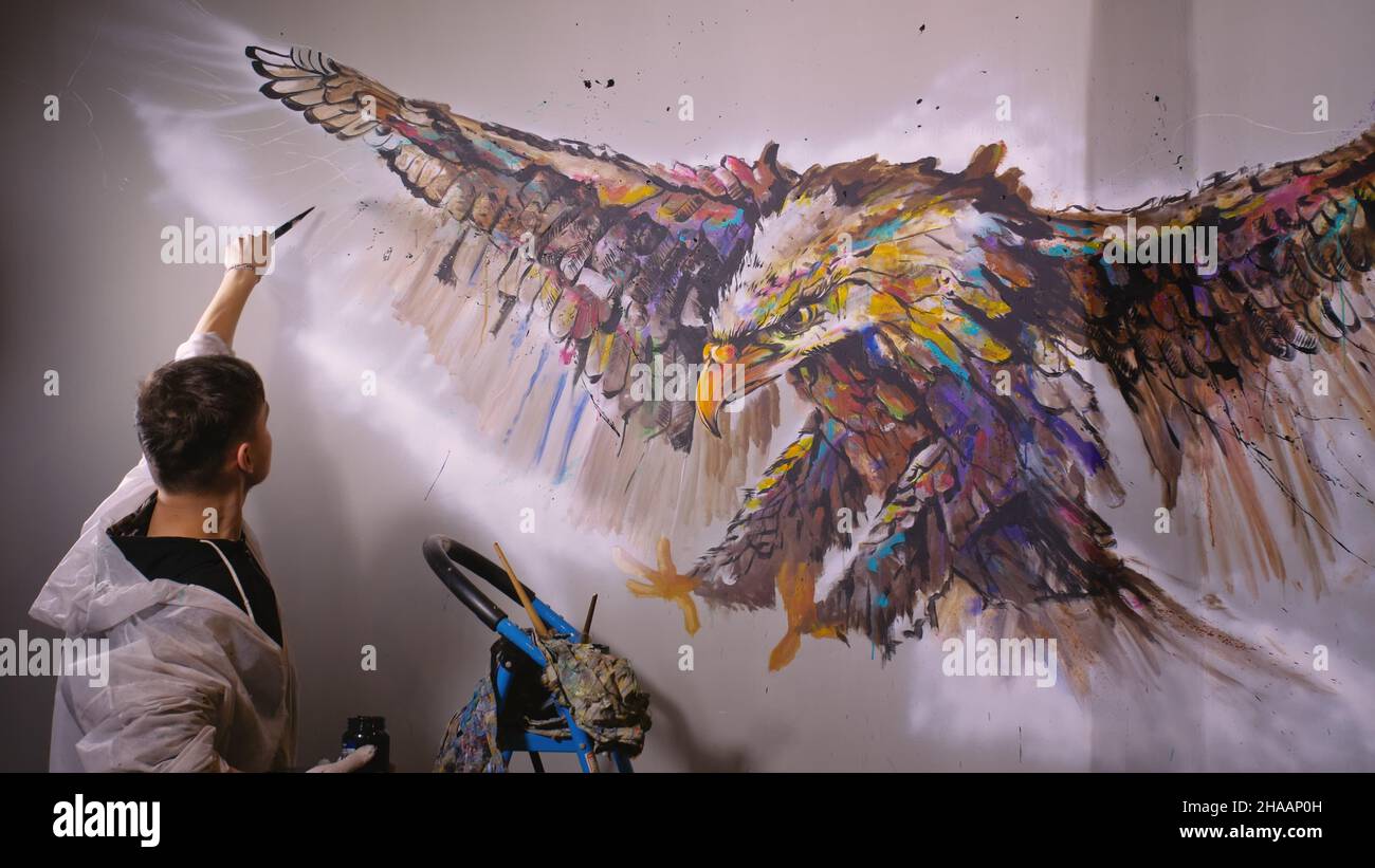 Künstler Designer zieht ein Adler an der Wand. Handwerker Dekorateur
