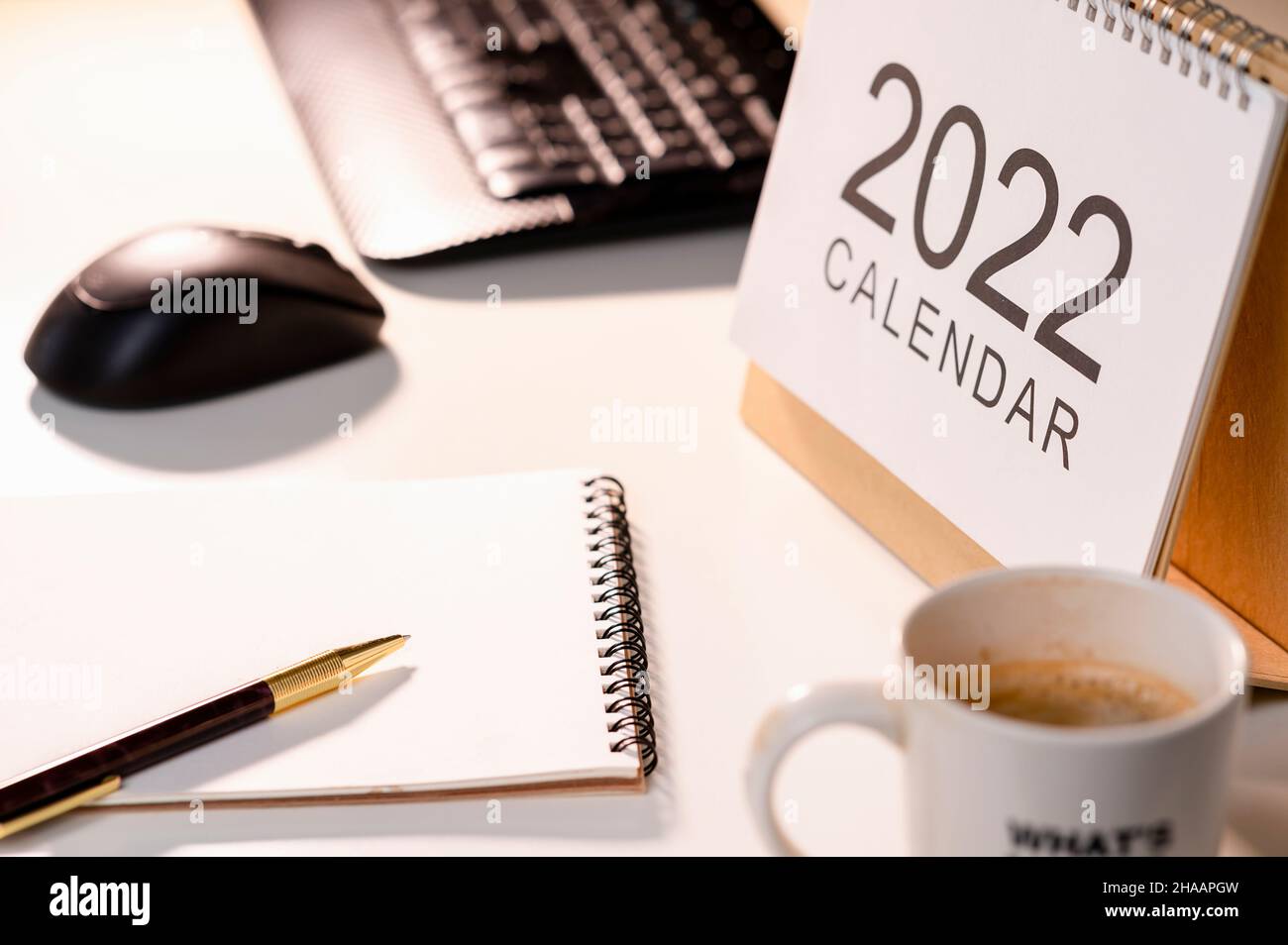 Kalender 2022 auf Tablet für den neuen Jahresplan Life Goals,Geschäftsziel in 2022 Organisator zur Planung und Erinnerung auf dem Tisch. Geschäftsplanung Stockfoto