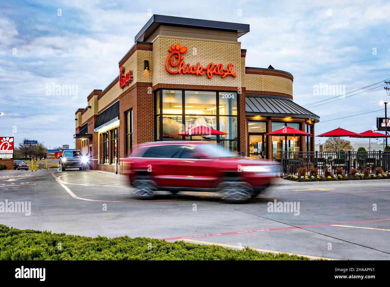 Frühmorgens Drive-Thru-Verkehr in Chick-fil-A in Muskogee, Oklahoma. (USA) Stockfoto