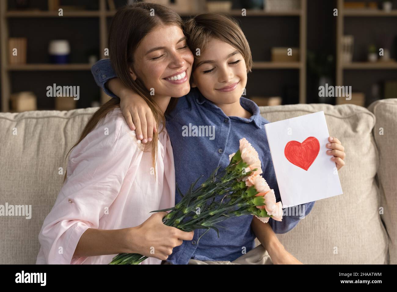 Glücklich liebenden Sohn Kind geben Umarmung mit geschlossenen Augen Stockfoto