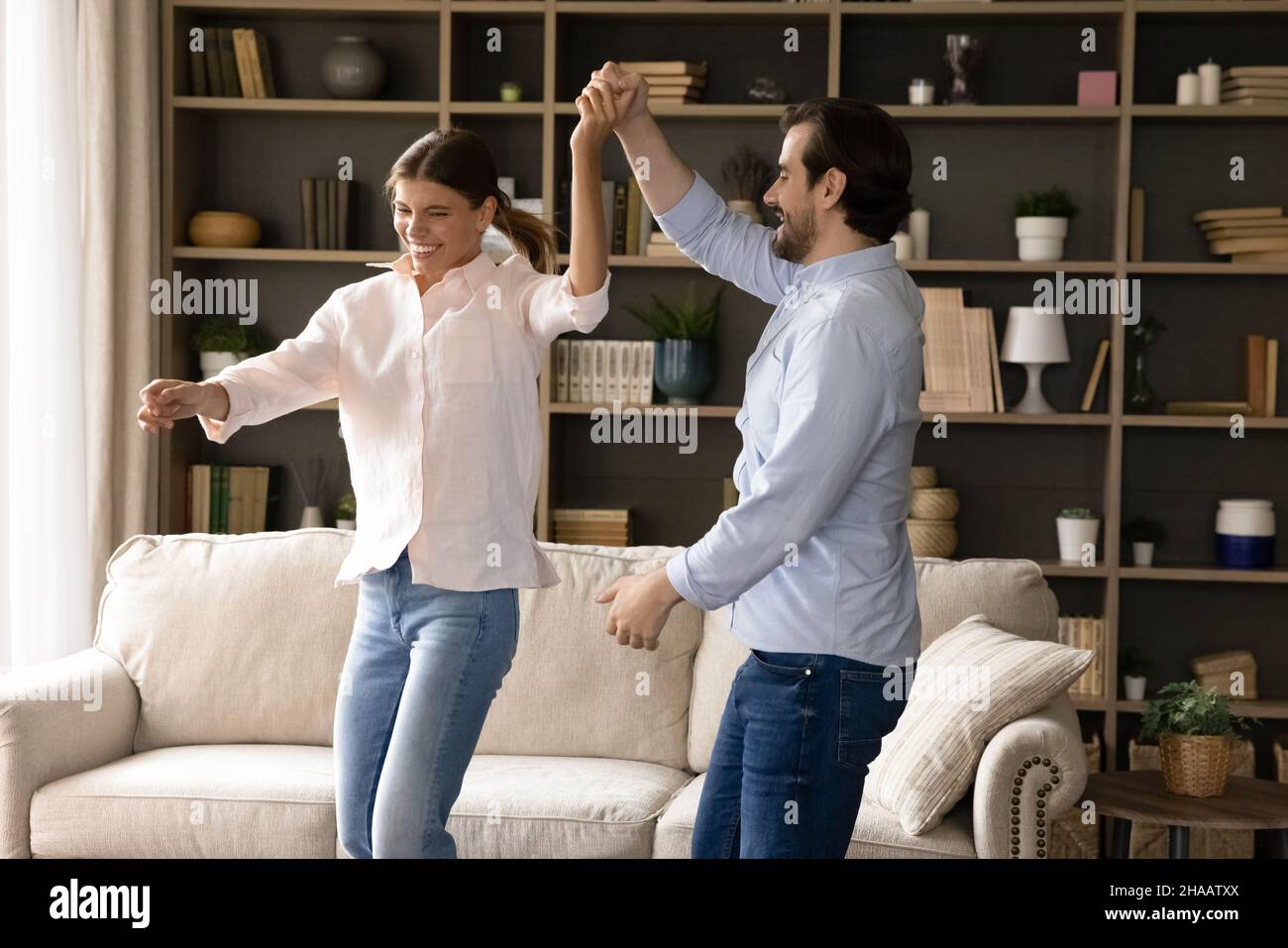 Freudig aktives junges Paar, das den Hauskauf feiert Stockfoto
