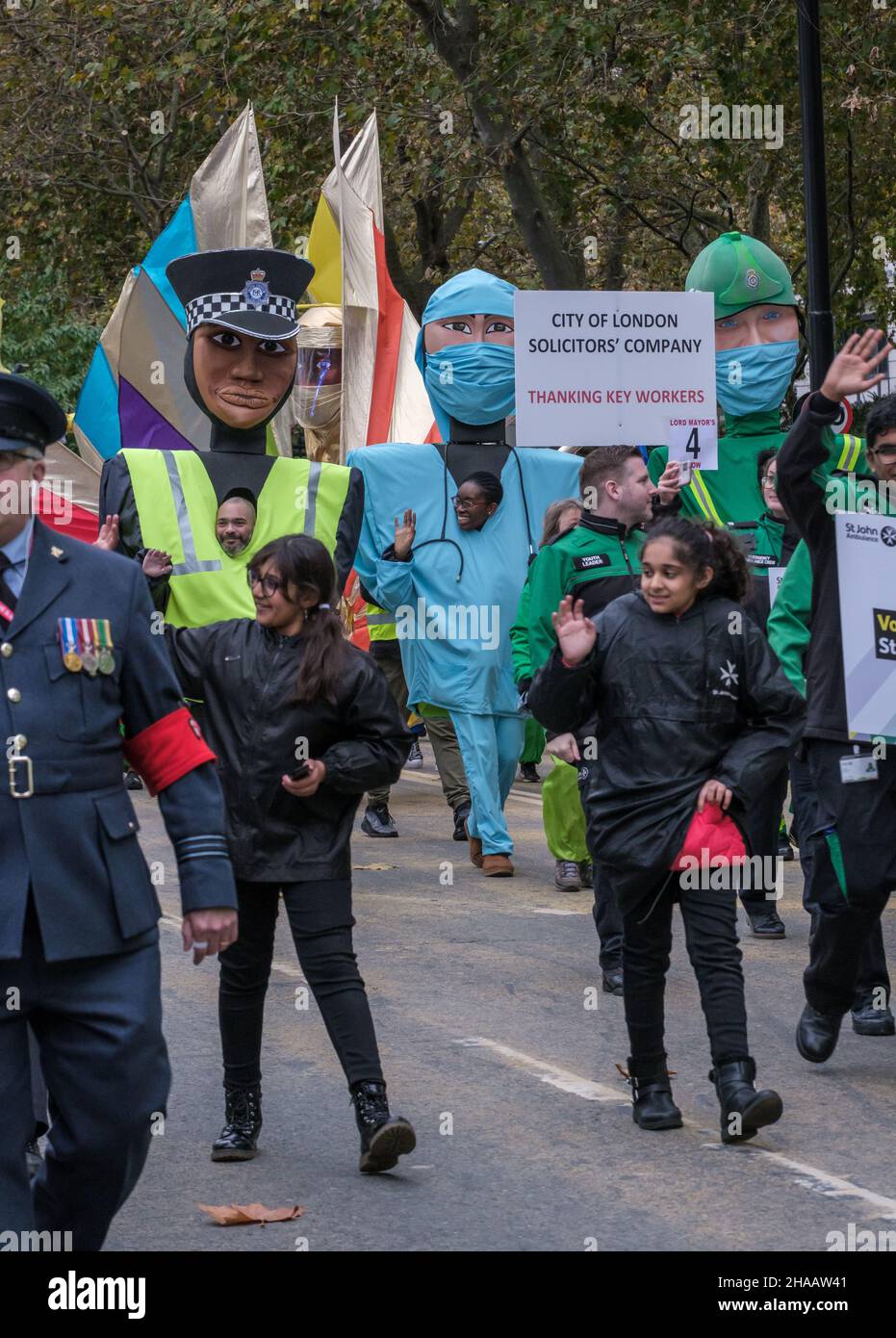 Die Institutionen der Stadt London marschieren in der Lord Mayor’s Show 2021, darunter die Firma des City of London Solicitor, St. John Ambulance & 256 Field Hospital Stockfoto