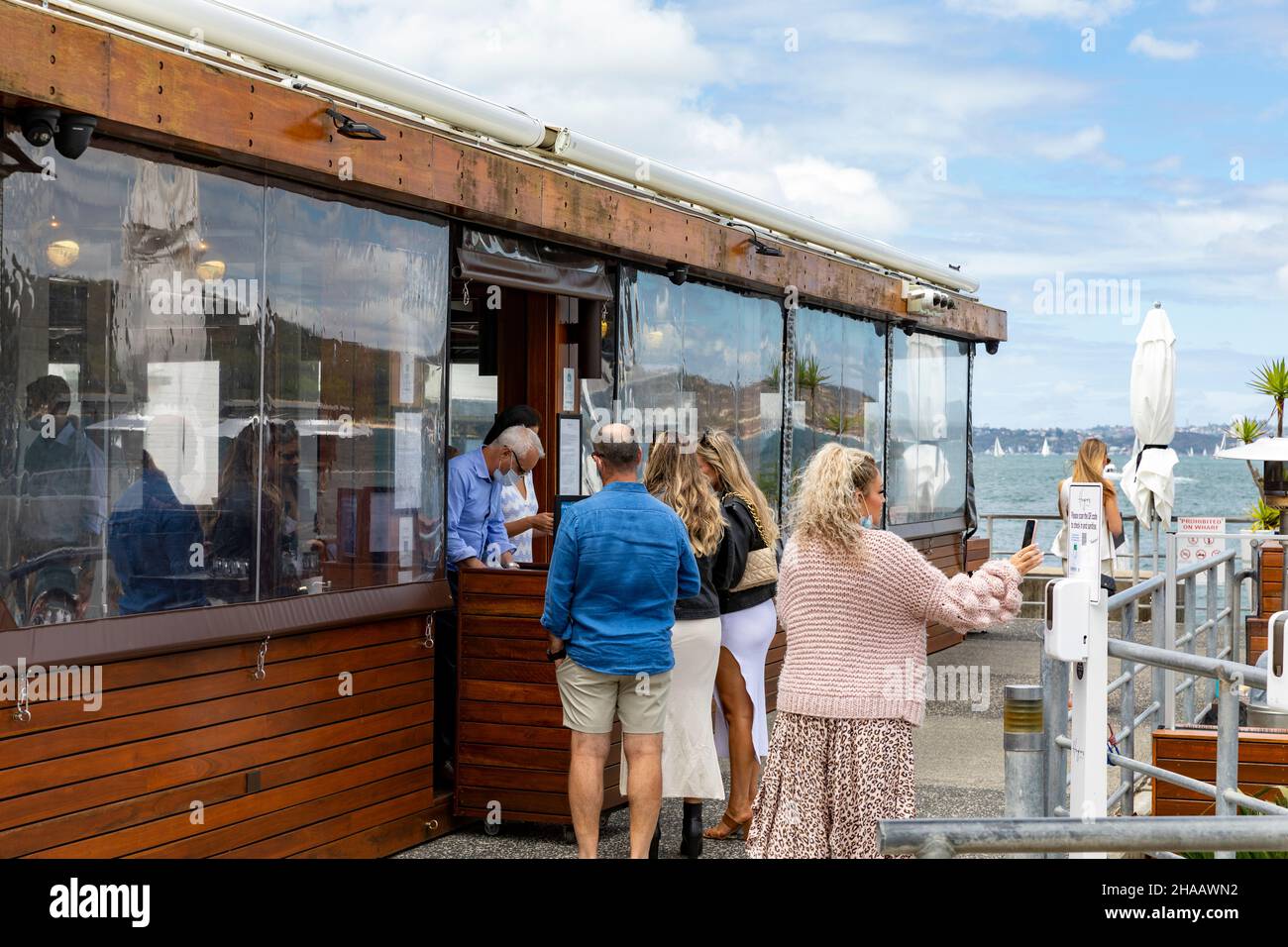 Hugos Pizza Restaurant Manly, Dame Frau verwendet Telefon, um mit QR-Code einchecken, Covid 19 Pandemie, Sydney, Australien Stockfoto