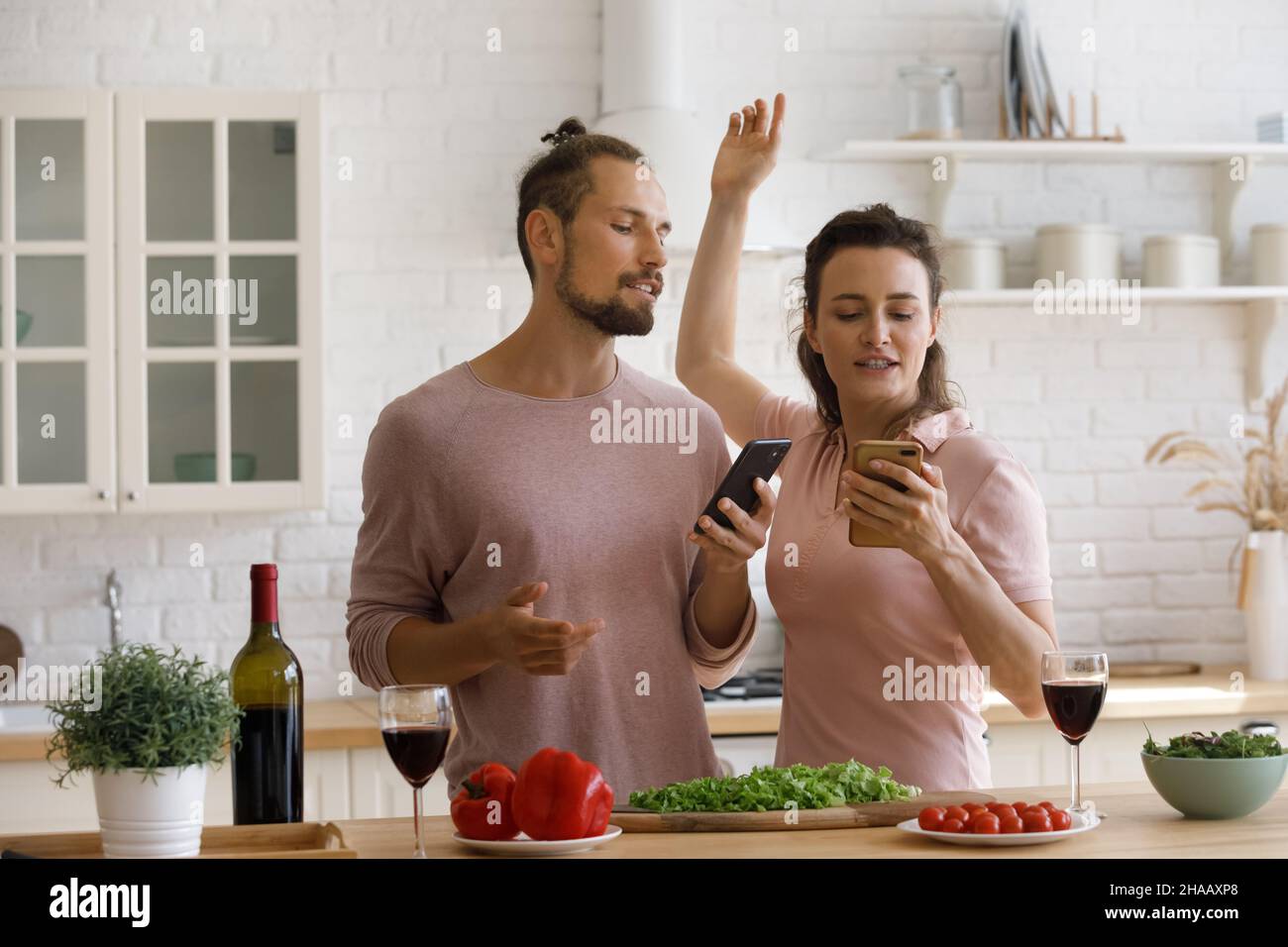Aufgeregt junge Dating-Paar Spaß in der Küche Stockfoto