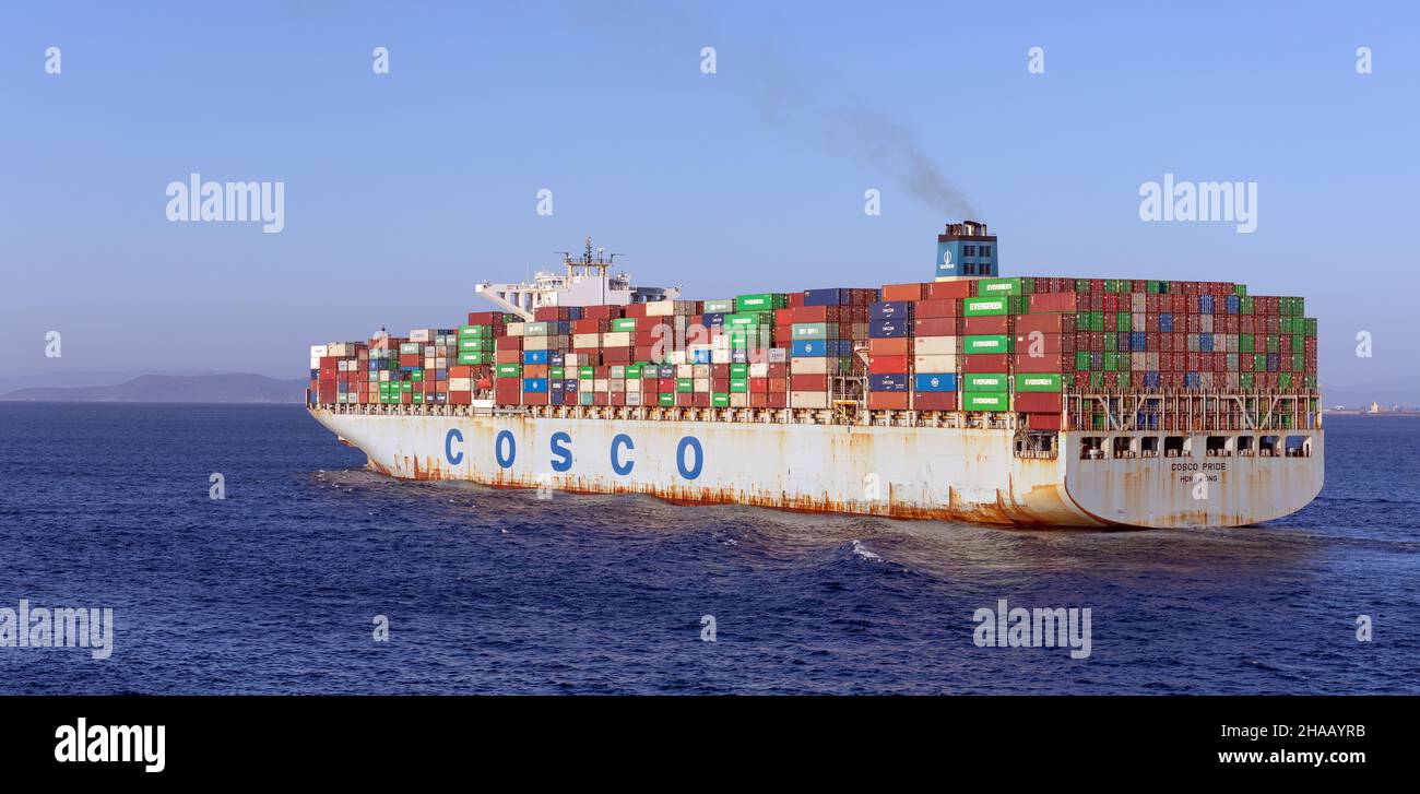 SARONISCHER GOLF, GRIECHENLAND - 2. JULI 2021: Das Containerschiff COSCO IST STOLZ auf den Saronischen Golf am 2. Juli 2021. COSCO PRIDE ist ein Containerschiff, das 2011 gebaut wurde. Stockfoto