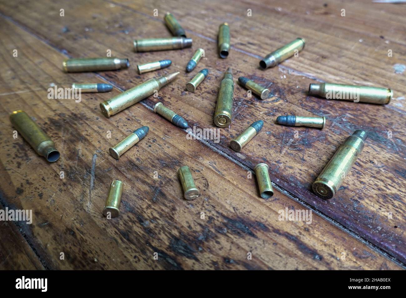 Abgewinkelte Schüsse von Kugeln und leeren Schalen auf einem Holztisch Stockfoto