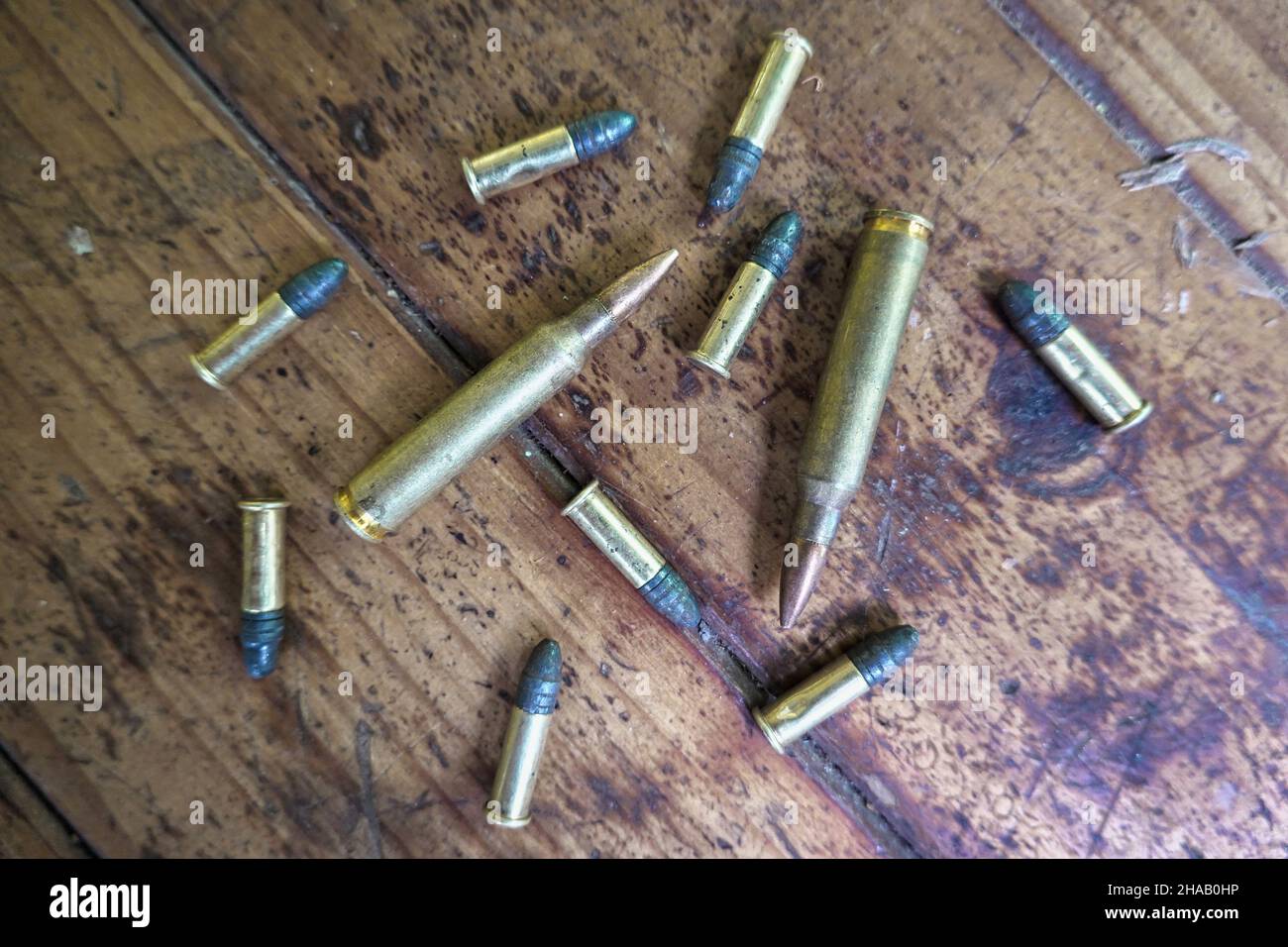 Kleine Auswahl an Kugeln und leeren Schalen auf einem Holztisch Stockfoto