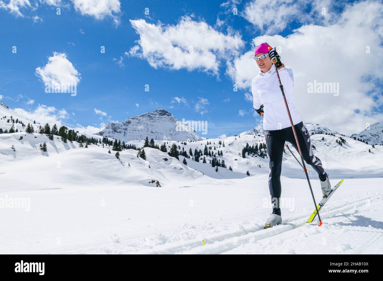 Junge weibliche Skifahrer während Training auf Langlaufskiern, klassischen Stil im hochalpinen Region Stockfoto