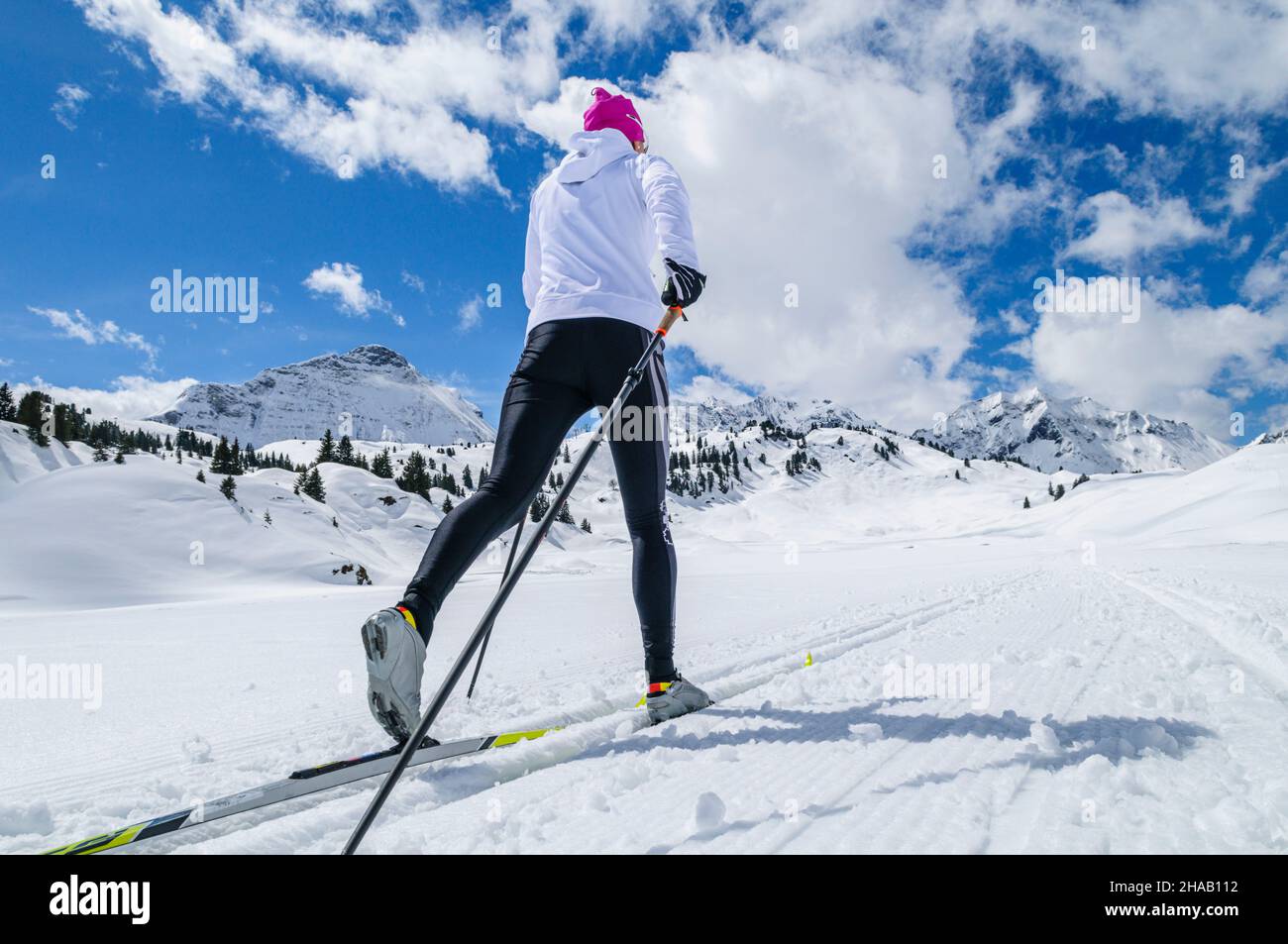 Junge weibliche Skifahrer während Training auf Langlaufskiern, klassischen Stil im hochalpinen Region Stockfoto