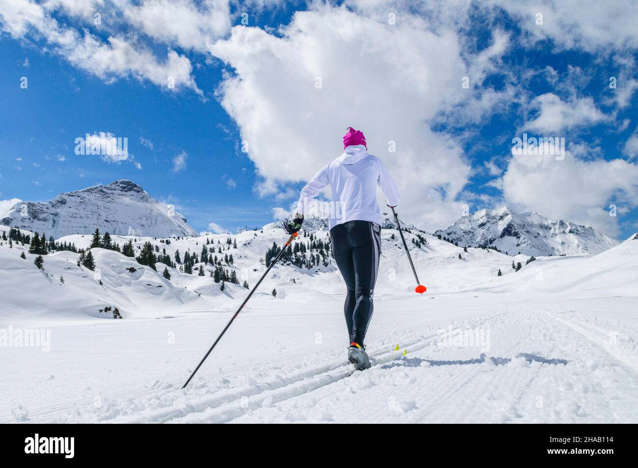 Junge weibliche Skifahrer während Training auf Langlaufskiern, klassischen Stil im hochalpinen Region Stockfoto