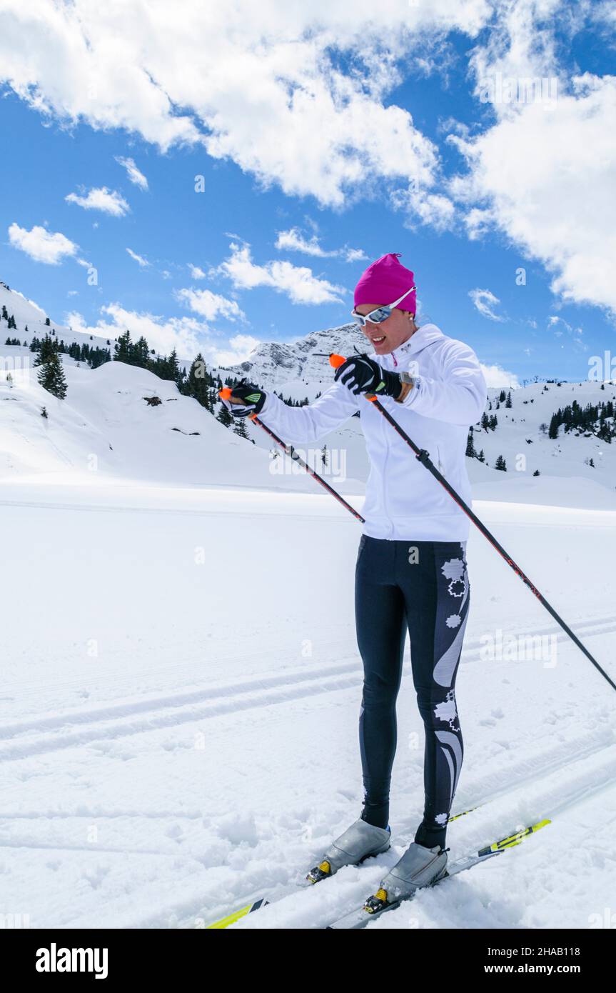 Junge weibliche Skifahrer während Training auf Langlaufskiern, klassischen Stil im hochalpinen Region Stockfoto