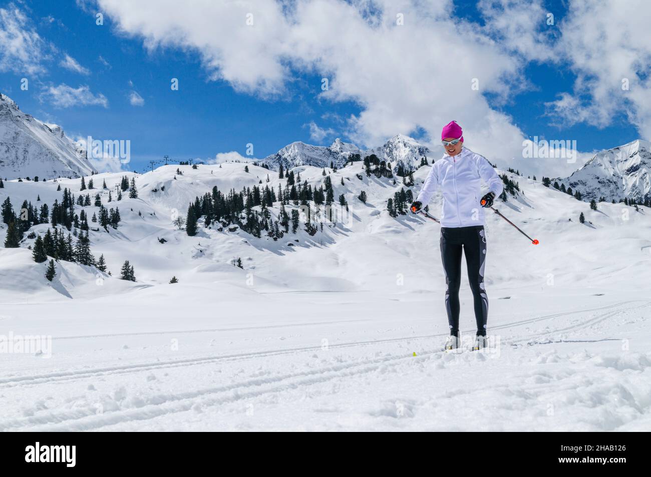 Junge weibliche Skifahrer während Training auf Langlaufskiern, klassischen Stil im hochalpinen Region Stockfoto