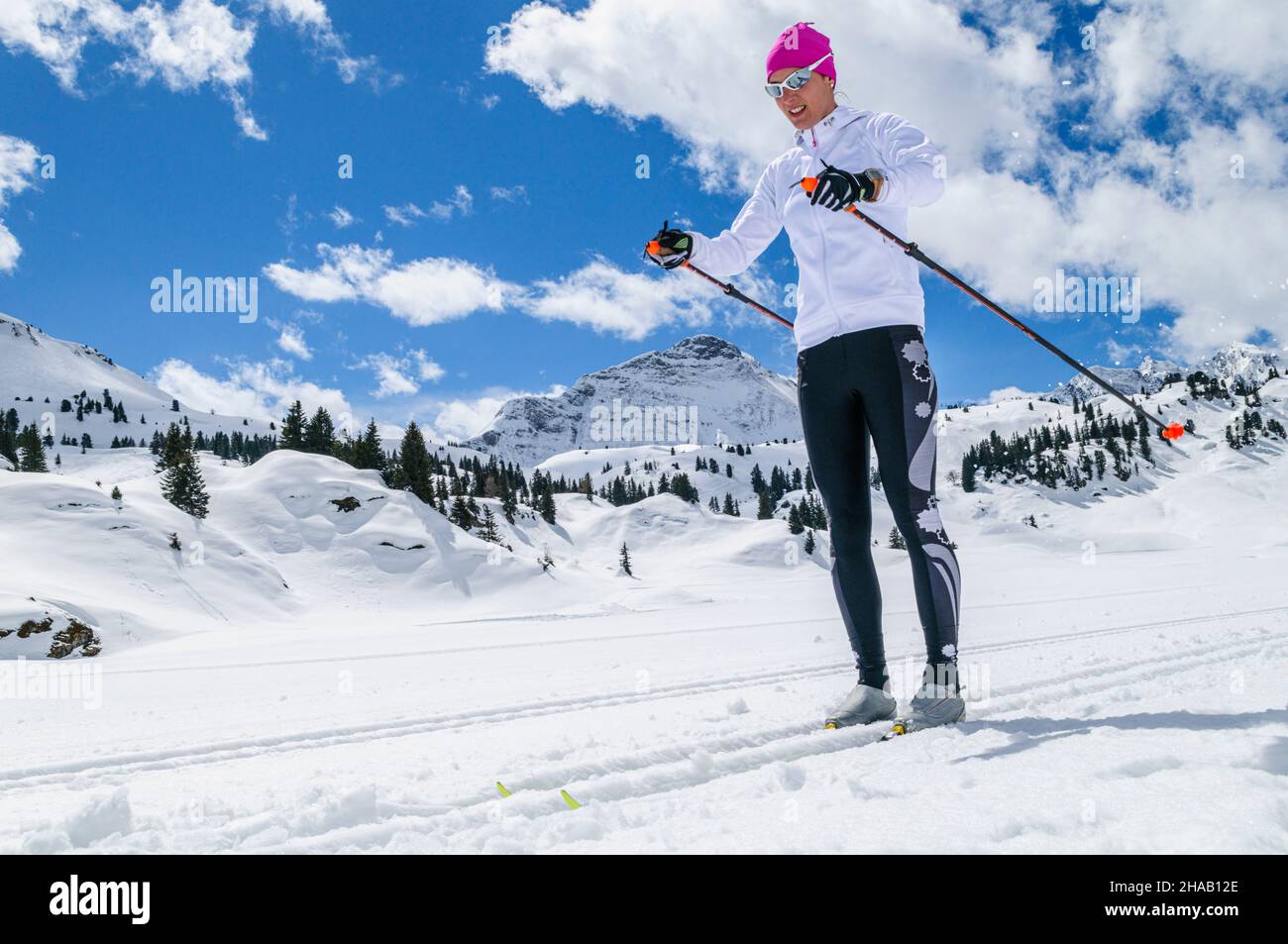 Junge weibliche Skifahrer während Training auf Langlaufskiern, klassischen Stil im hochalpinen Region Stockfoto