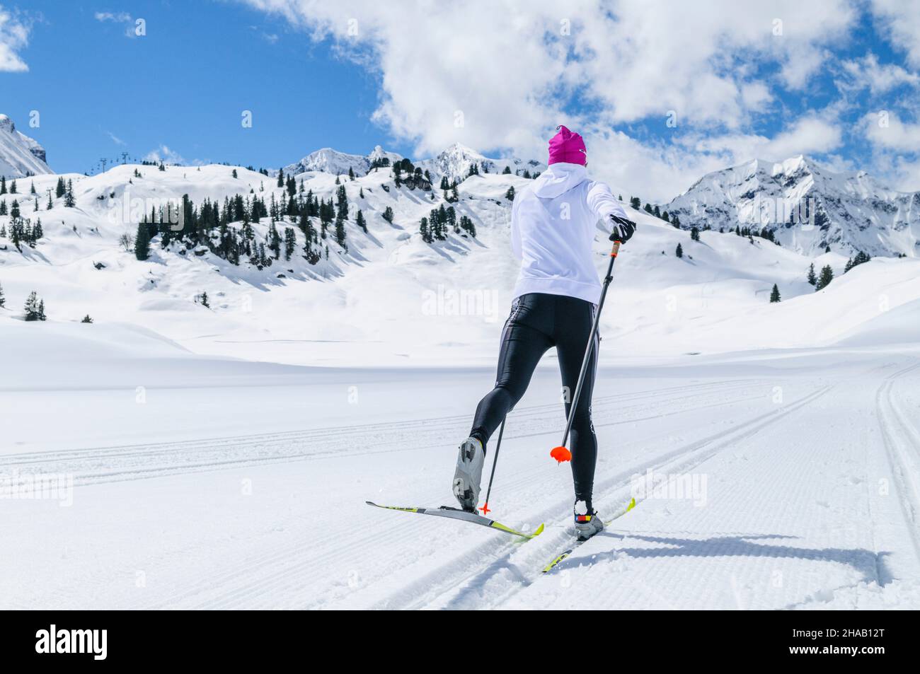 Junge weibliche Skifahrer während Training auf Langlaufskiern, klassischen Stil im hochalpinen Region Stockfoto