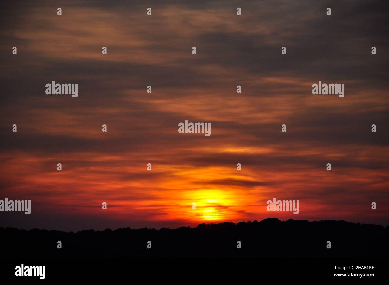 Roter Sonnenuntergang Himmel Schlag und Horizont, Natur Hintergrund.Silhouette Sonnenuntergang mit orangenen Himmel mit Wolken in der Dämmerung und hohen Raum Stockfoto