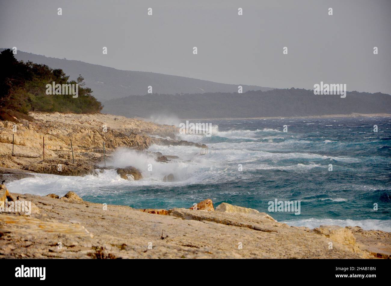 Sturm auf der Inselküste mit Wellen und starkem Wind, Kroatien. Wellen krachen auf Felsen. Insel Losinj. Stockfoto