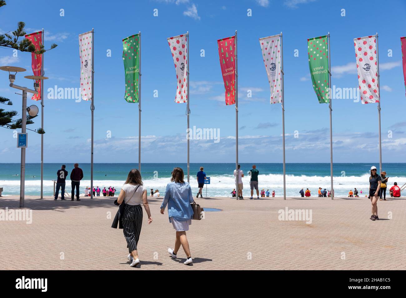 Manly Beach in Sydney, Sommertag mit blauem Himmel, Weihnachtsbanner auf der Promenade, Sydney, Australien Stockfoto
