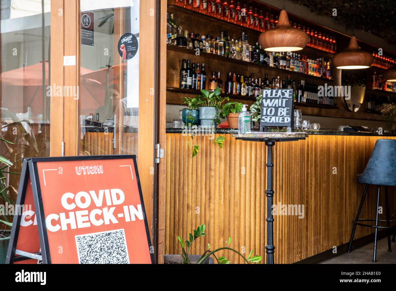 Covid 19 Check-in-Zeichen und Service NSW App QR-Code vor einem Restaurant in Mnaly, Sydney, NSW, Australien Stockfoto