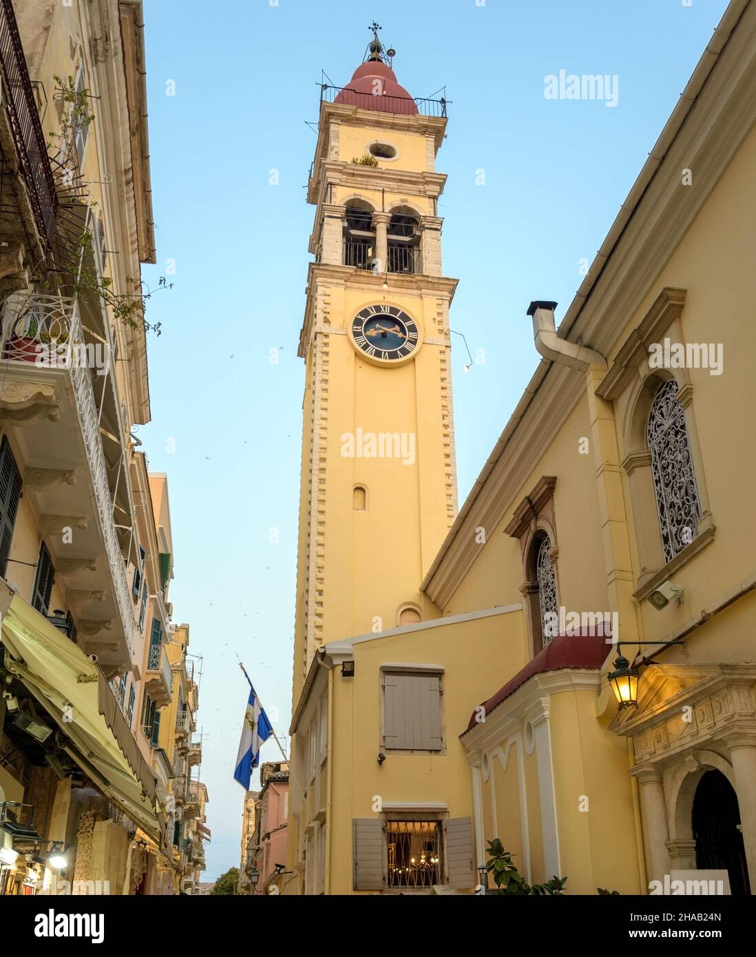 Der Glockenturm der St. Spyridon Kirche in der Altstadt von Korfu, Griechenland Stockfoto