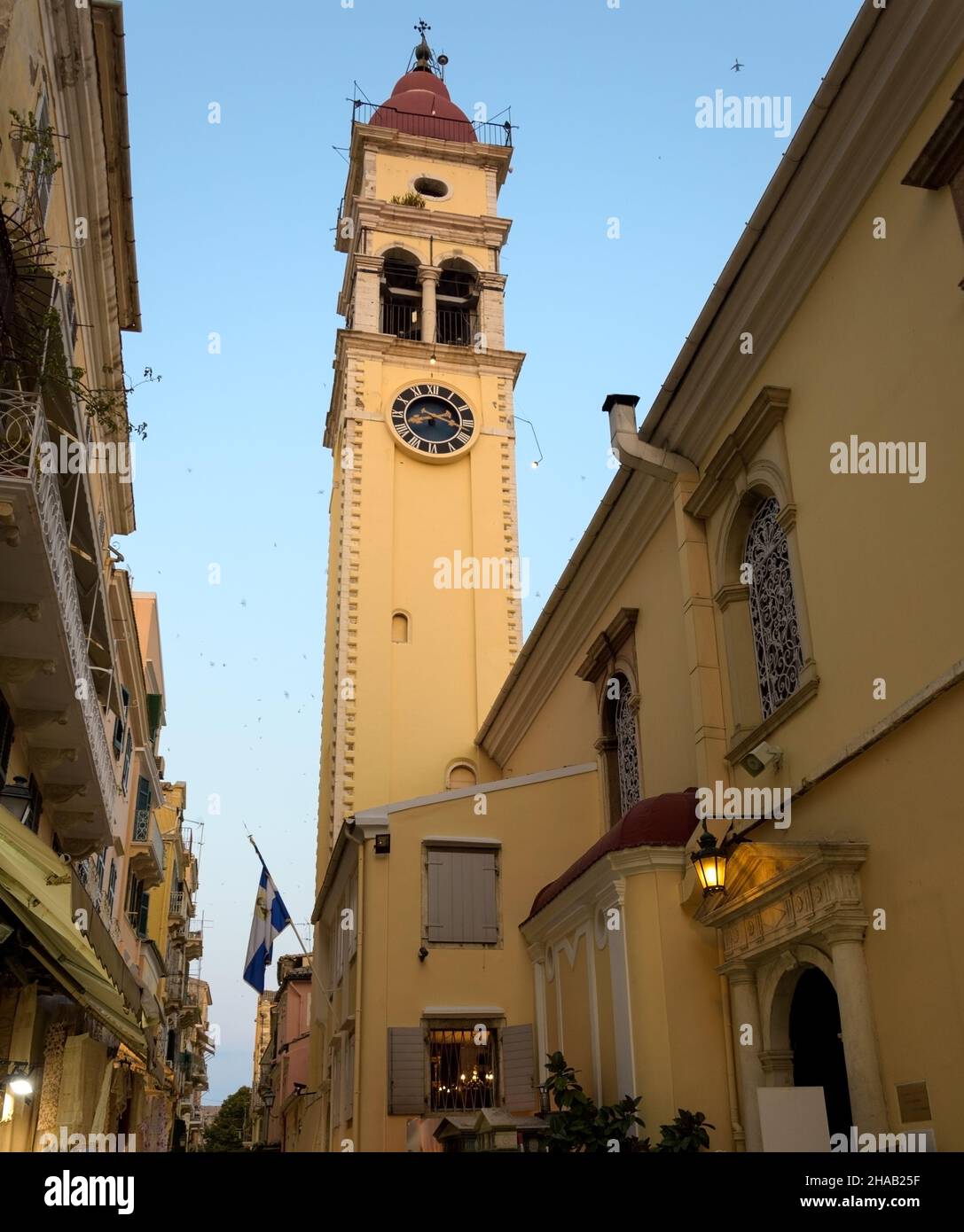 Der Glockenturm der Kirche Saint Spyridon in einer engen Straße in der Altstadt von Korfu, Griechenland Stockfoto