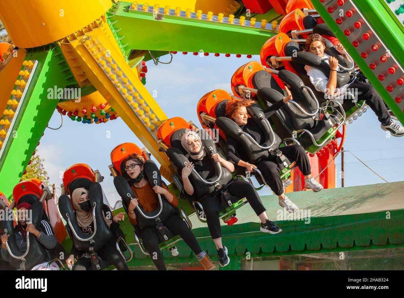 Ankara-Türkei:3. Oktober 2021: Gruppe fröhlicher und begeisterter Menschen, die Spaß im Luna Park | Genclik Parki in Ankara haben. Menschen mit hohen adneraline en Stockfoto