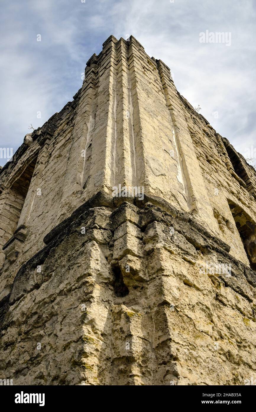 Alte halb zerstörte Synagoge. Textur des alten verfallenen Mauerwerks. Säulen und Gesims sind aus geschnitztem Stein. Äußere Ecke des Gebäudes agai Stockfoto Alte halb zerstörte Synagoge. Textur des alten verfallenen Mauerwerks. Säulen und Gesims sind aus geschnitztem Stein. Äußere Ecke des Gebäudes agai Stockfoto