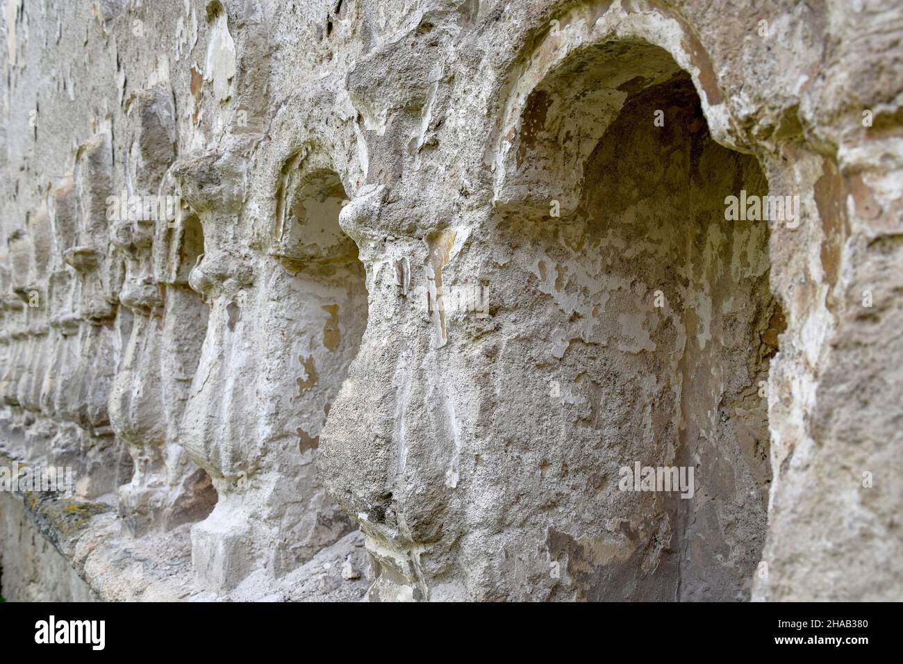 Die alte halb zerstörte Synagoge. Steinreliefsäulen in die Wand geschnitzt. Die Textur des alten verfallenen Mauerwerks. Steine mit Moos bedeckt. Raschkow, Stockfoto Die alte halb zerstörte Synagoge. Steinreliefsäulen in die Wand geschnitzt. Die Textur des alten verfallenen Mauerwerks. Steine mit Moos bedeckt. Raschkow, Stockfoto