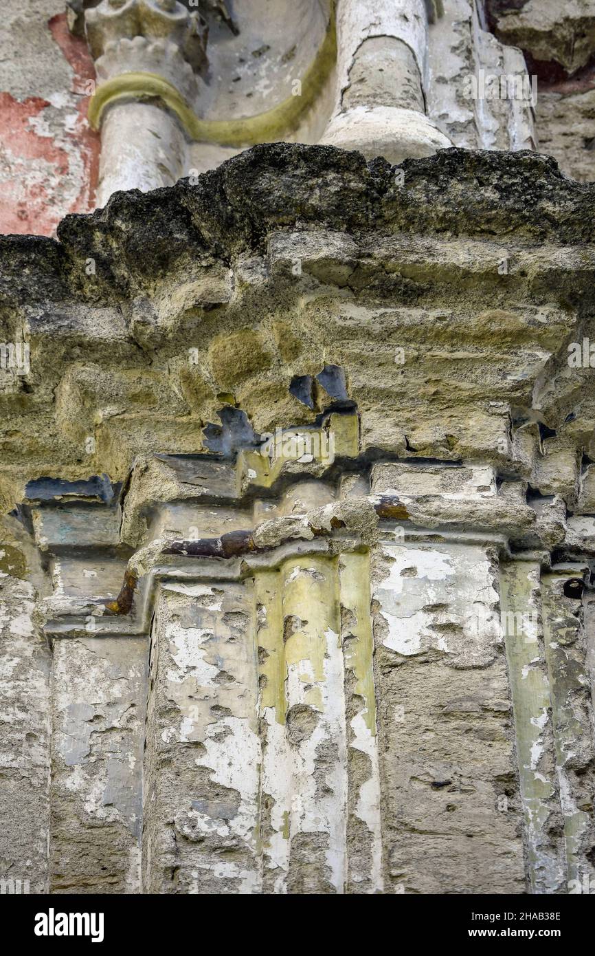 Ruinen einer alten Synagoge. Struktur aus altem verfallenen Mauerwerk. Säulen und Gesims sind aus geschnitztem Stein. Fragmente alter Wandmalereien. Ausschlag Stockfoto Ruinen einer alten Synagoge. Struktur aus altem verfallenen Mauerwerk. Säulen und Gesims sind aus geschnitztem Stein. Fragmente alter Wandmalereien. Ausschlag Stockfoto