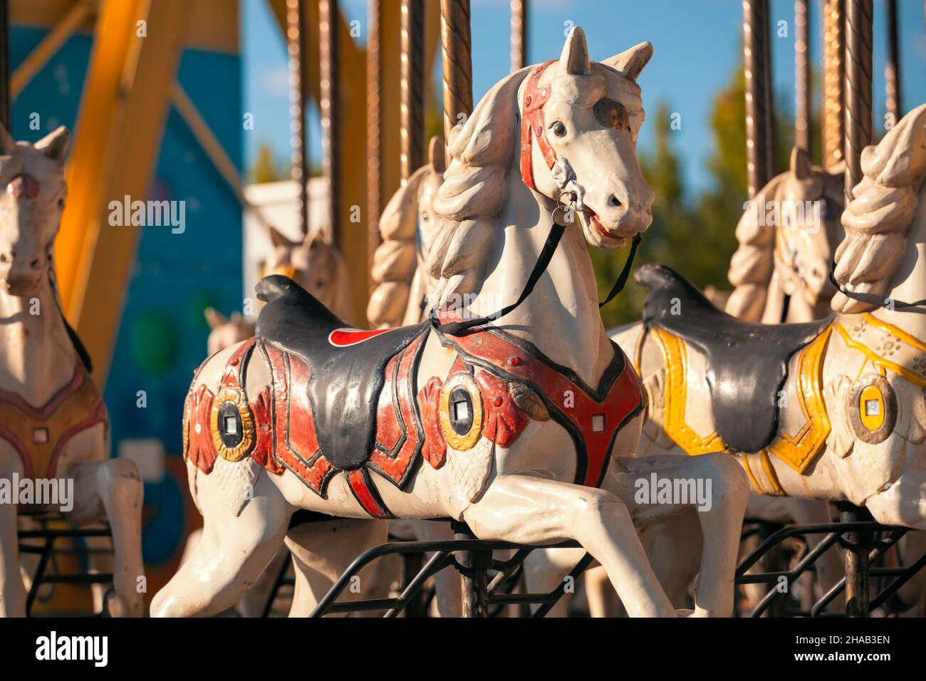 Fröhliche Holzpferde im Vergnügungspark. Vintage-Karussell-Pony im luna Park. Stockfoto